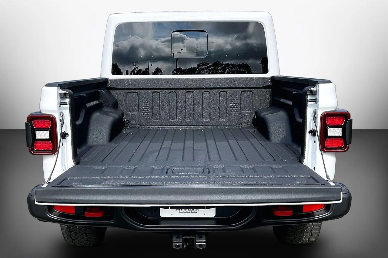 New 2026 Bright White Clear-Coat Exterior Paint Jeep Rubicon image 21