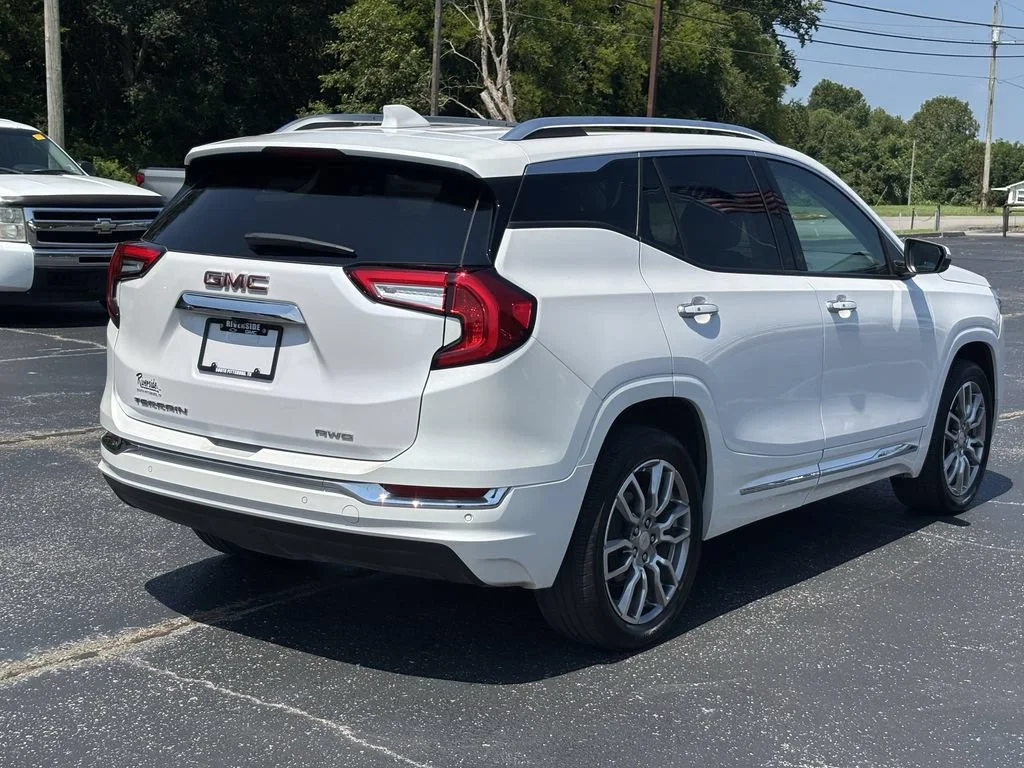 Used 2023 WHITE FROST TRICOAT GMC Denali image 9