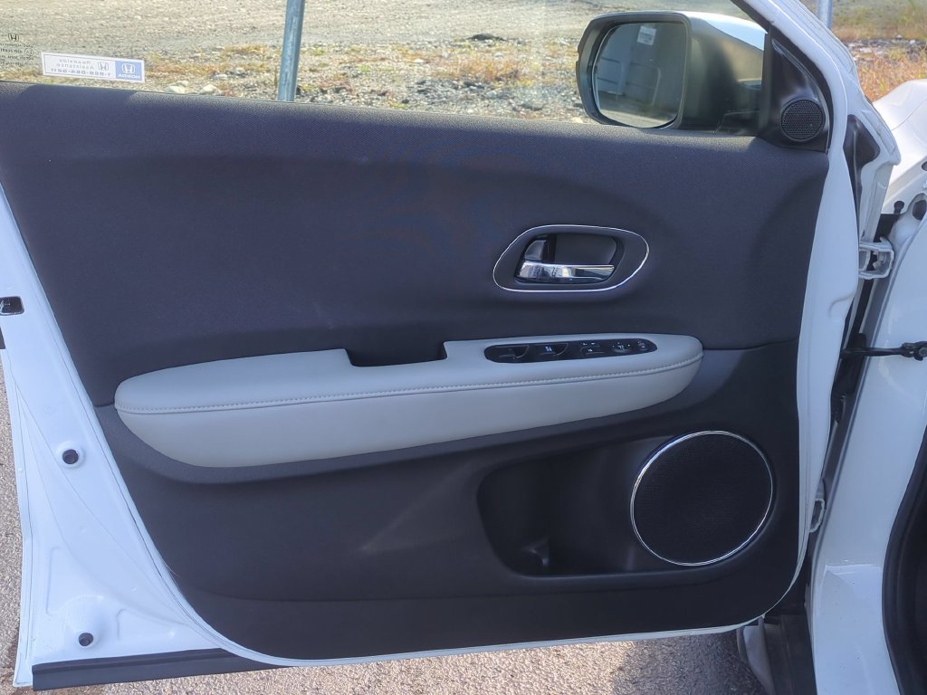 Used 2022 White Honda EX image 10
