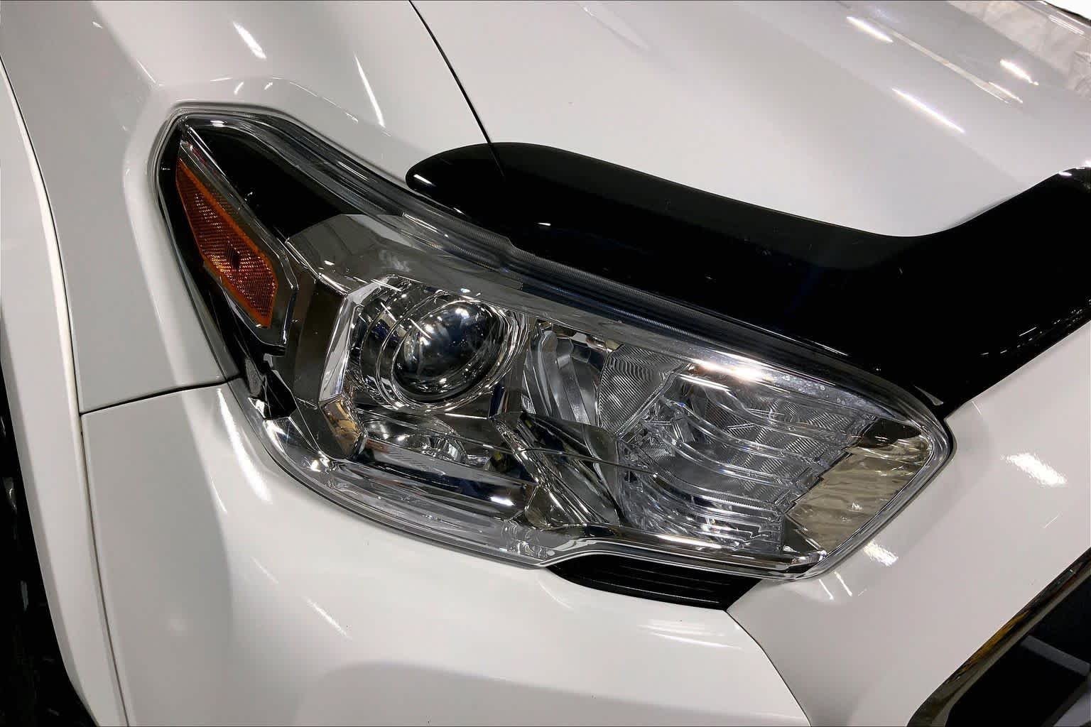 Used 2022 White Toyota SR5 image 28