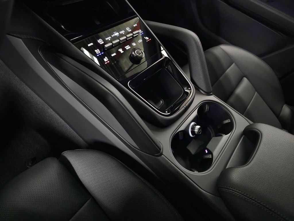 Used 2025  Porsche Base image 38