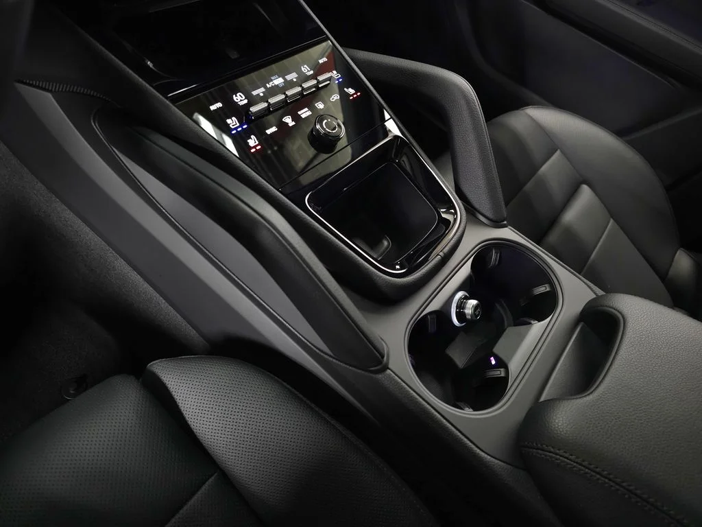 Used 2025  Porsche Base image 38