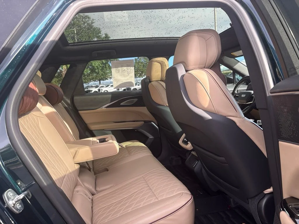 Used 2024 Emerald Cadillac Luxury image 25