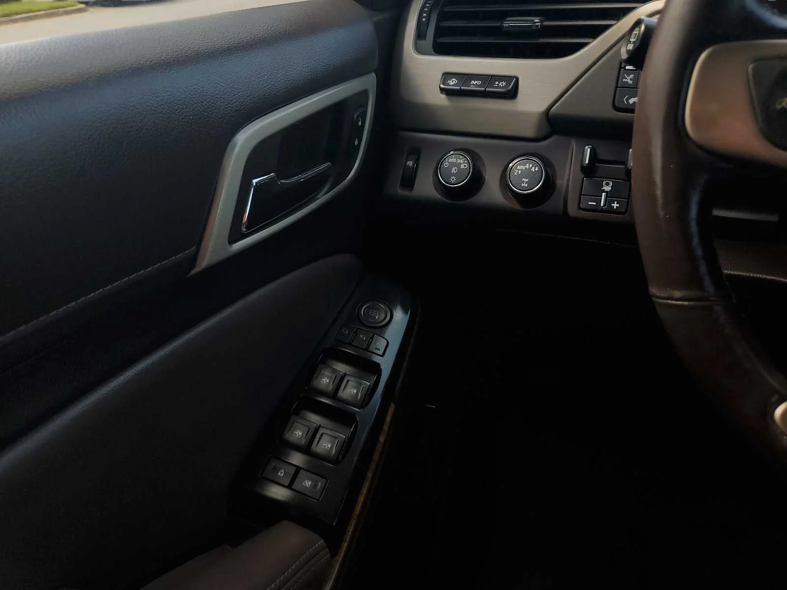 Used 2017 WHITE FROST TRICOAT GMC Denali image 19