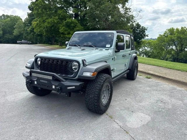 Used 2024  Jeep Sport S image 3
