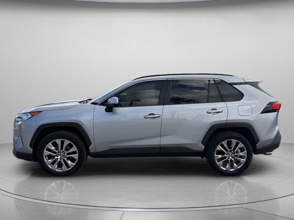Used 2020 Silver Sky Metallic Toyota XLE Premium image 5