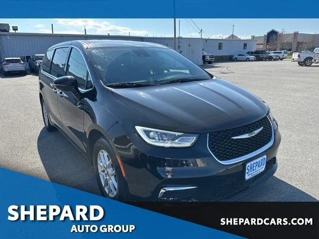 2025 Chrysler Pacifica Select's photo