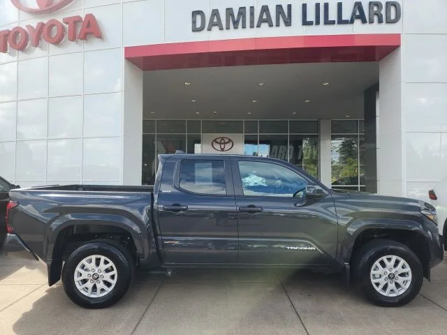 Certified Used 2025  Toyota SR5 image 3
