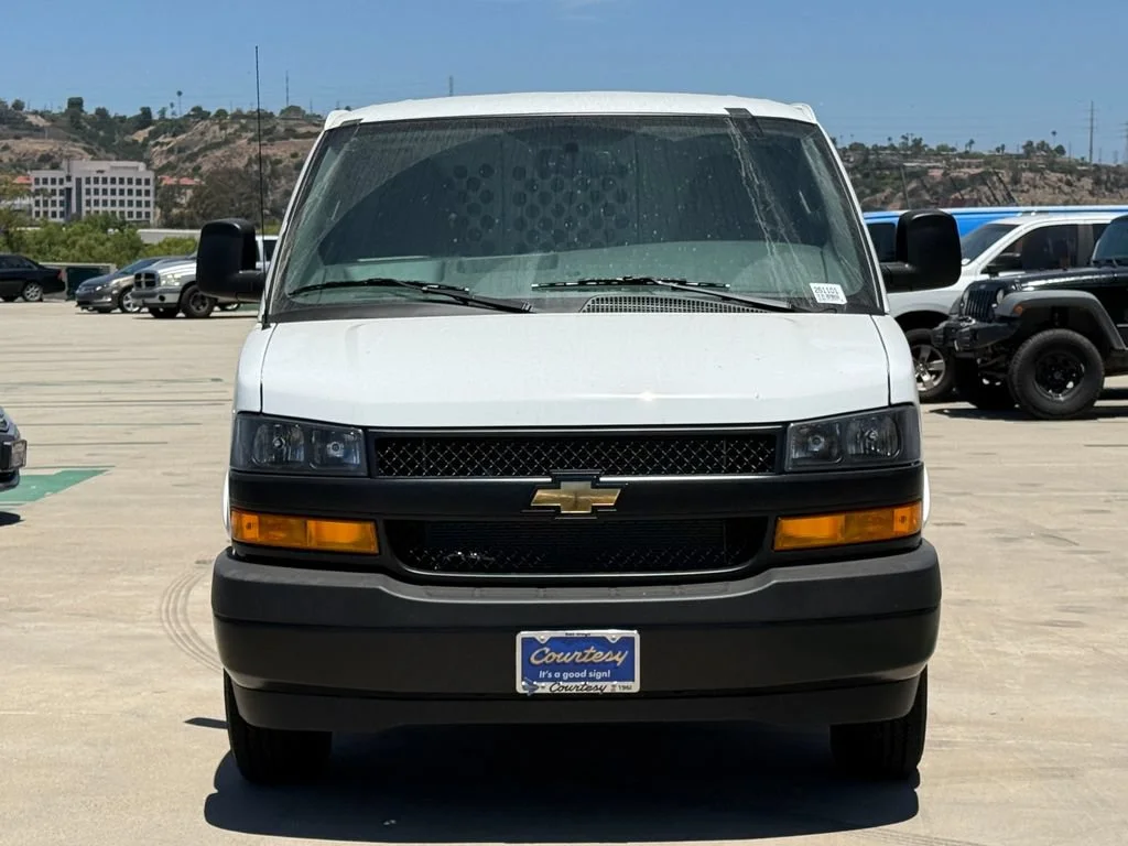 New 2026 Summit White Chevrolet WT image 4
