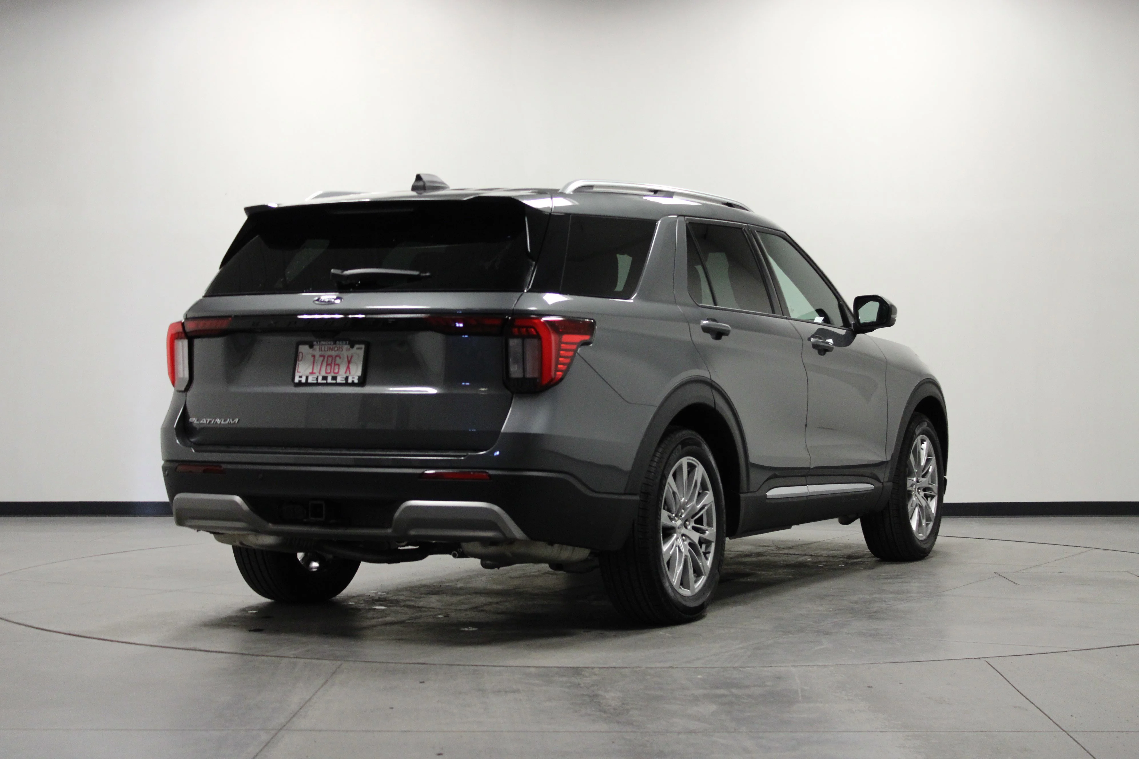 Used 2025 Gray Metallic Ford Platinum image 4