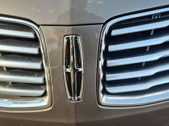 Used 2017 Silver Lincoln Reserve image 38