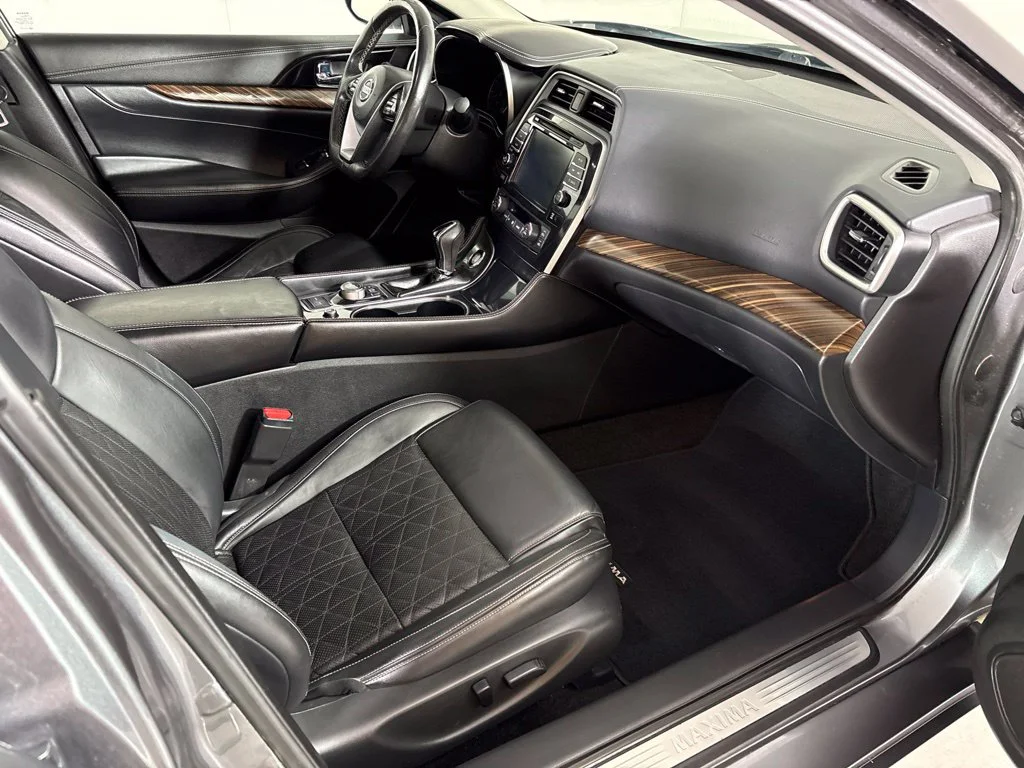 Used 2016 Gray Nissan Platinum image 16