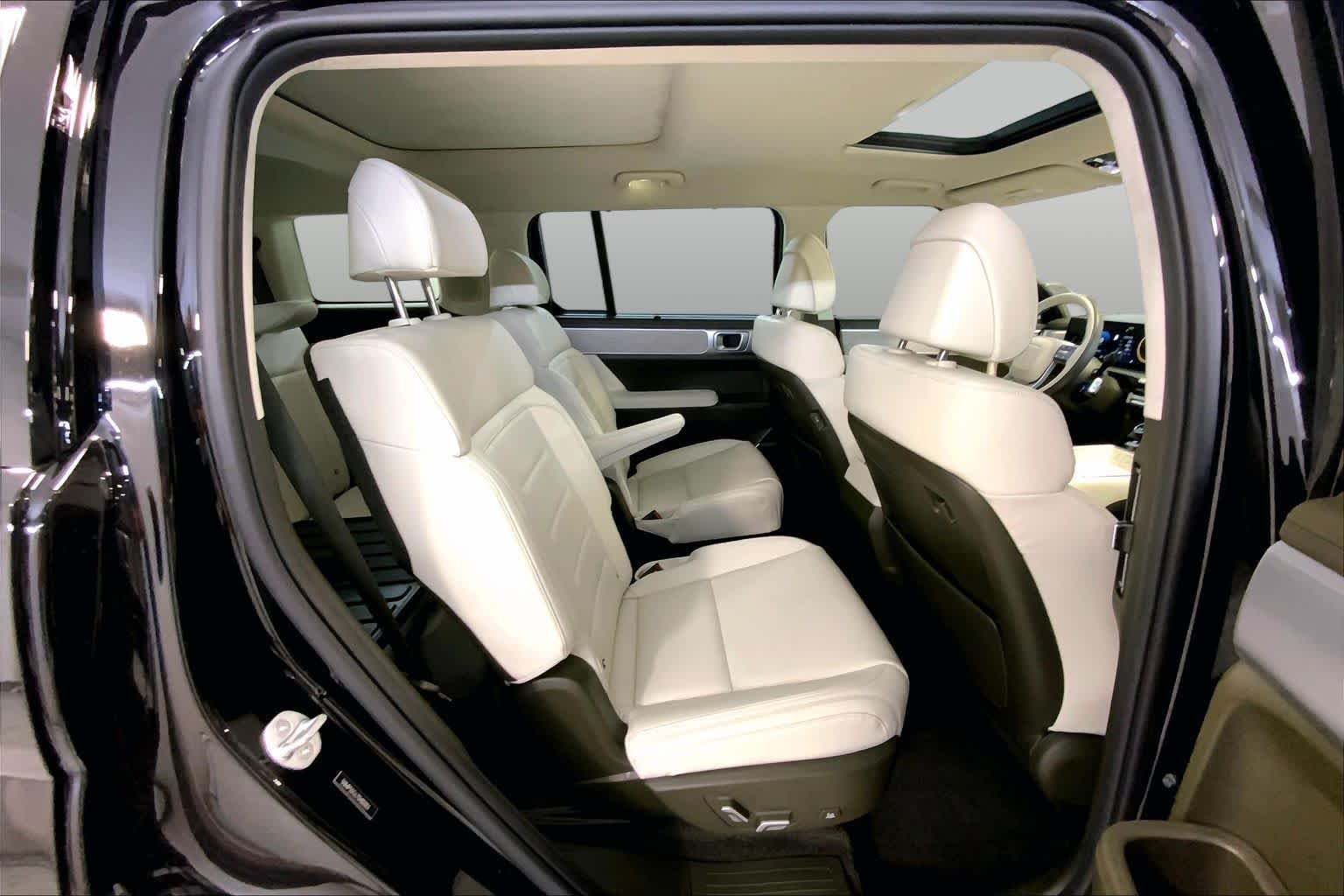 Used 2025 Phantom Black Hyundai Calligraphy image 19