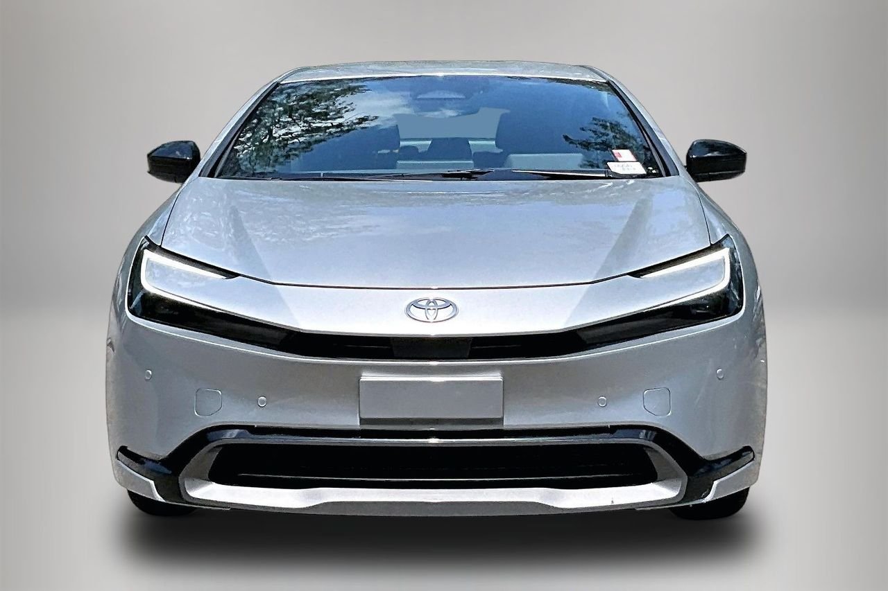 Used 2025  Toyota XLE image 3