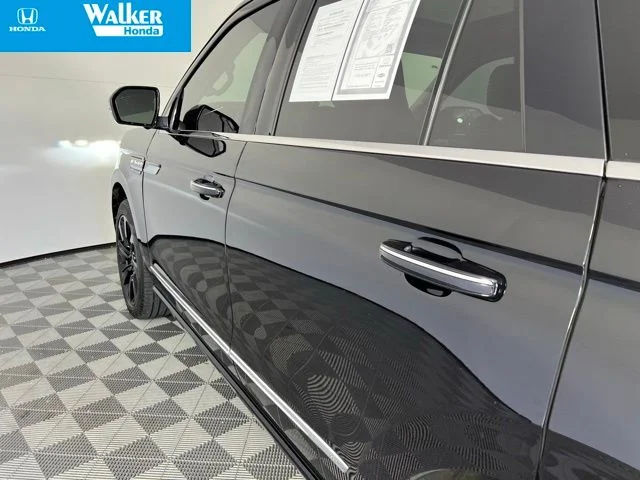 Used 2024 Black Lincoln Reserve image 12