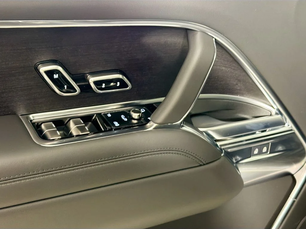 New 2026 Carpathian Grey Land Rover SE 7 Seats image 18