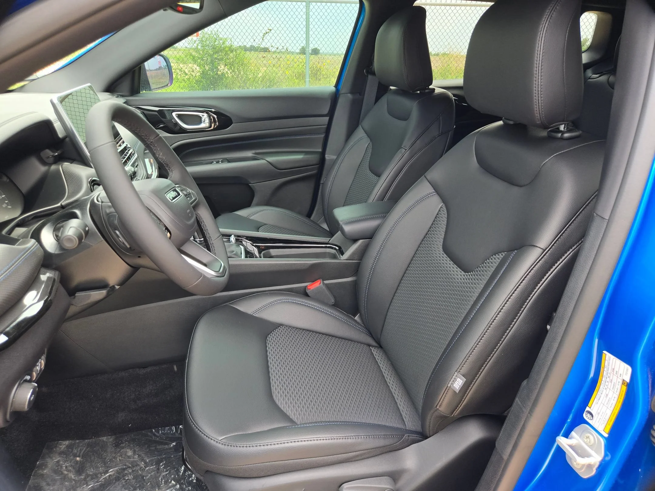 New 2026 Hydro Blue Pearlcoat Jeep Latitude image 10