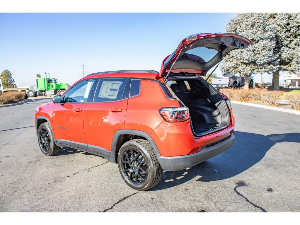 New 2026 Red Hot Pearlcoat Jeep Latitude Altitude image 9