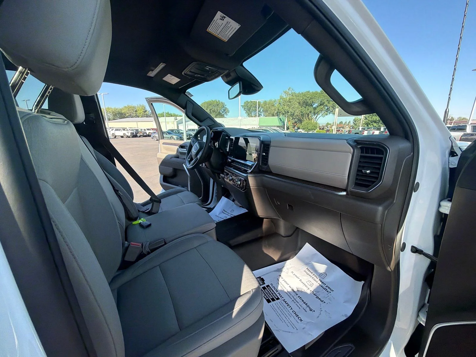 Used 2025 White GMC SLE image 29