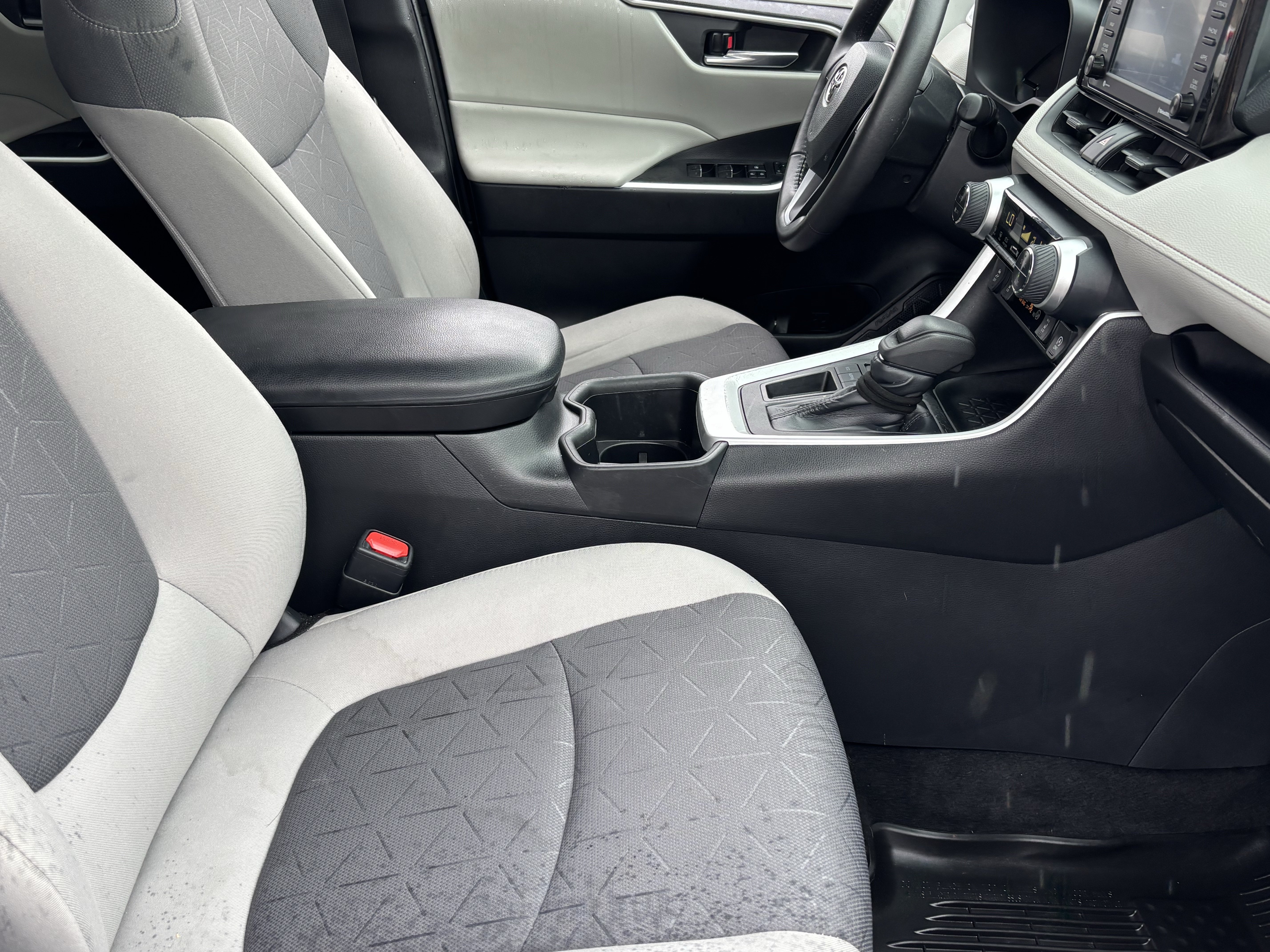 Used 2022 White Toyota XLE image 10