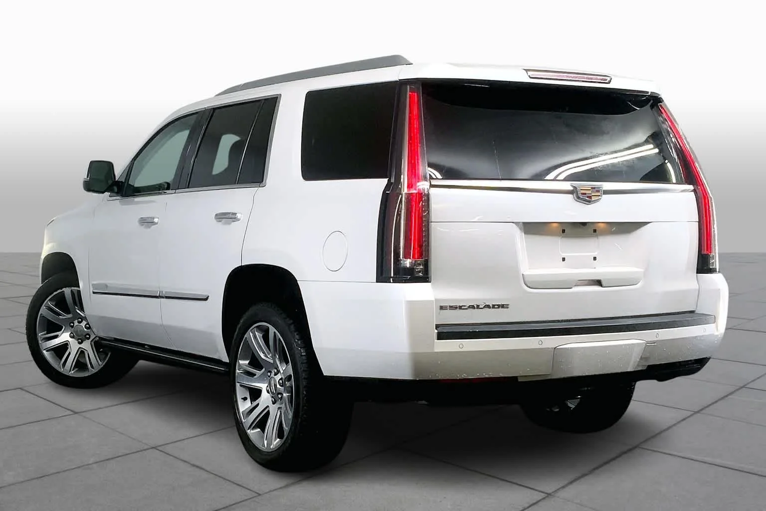 Used 2016 Crystal White Tricoat Cadillac Premium Collection image 11