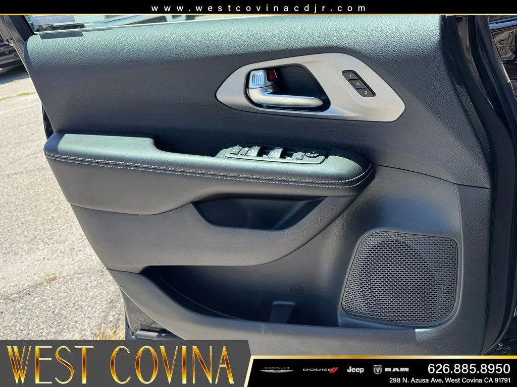 New 2027 Diamond Black Crystal Pearl-Coat Exterior Paint Chrysler Select image 18