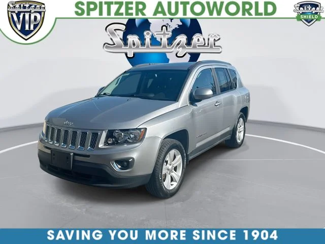 Used 2015 Silver Jeep Latitude image 4