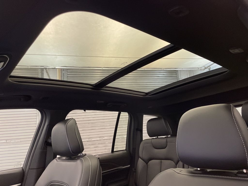 New 2025 Diamond Black Crystal Pearl-Coat Exterior Paint Jeep Limited image 15