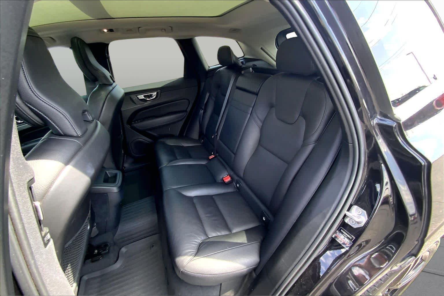 Used 2021 Onyx Black Metallic Volvo Momentum image 21