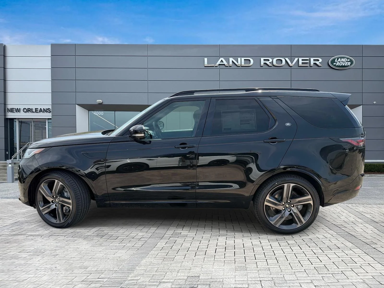 New 2026 Santorini Black Land Rover Dynamic SE image 2