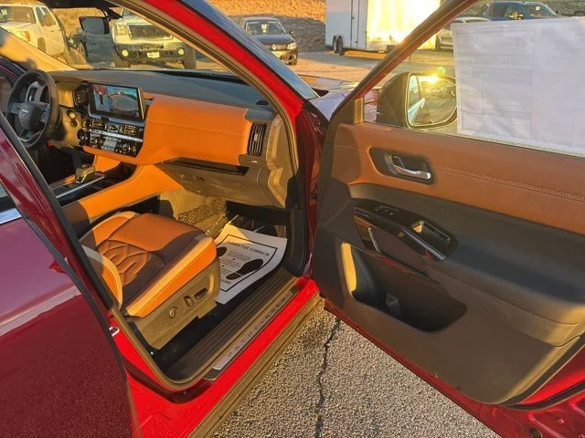 New 2026 Scarlet Ember Tintcoat / Super Black Two-tone Nissan Platinum image 37