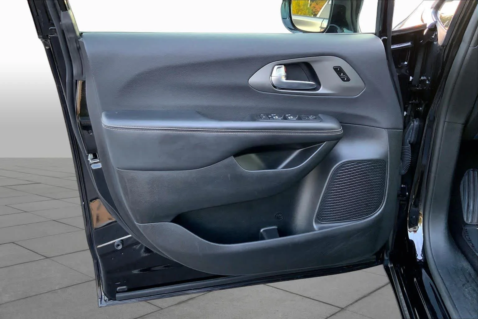 Used 2025 Diamond Black Crystal Pearlcoat Chrysler Select image 19