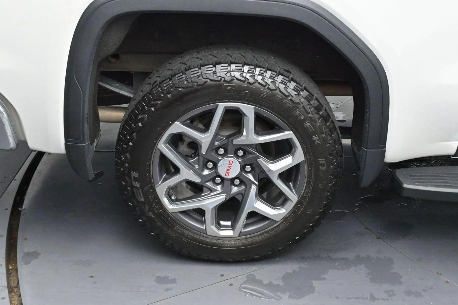 Used 2023 White Frost Tricoat GMC SLT image 38