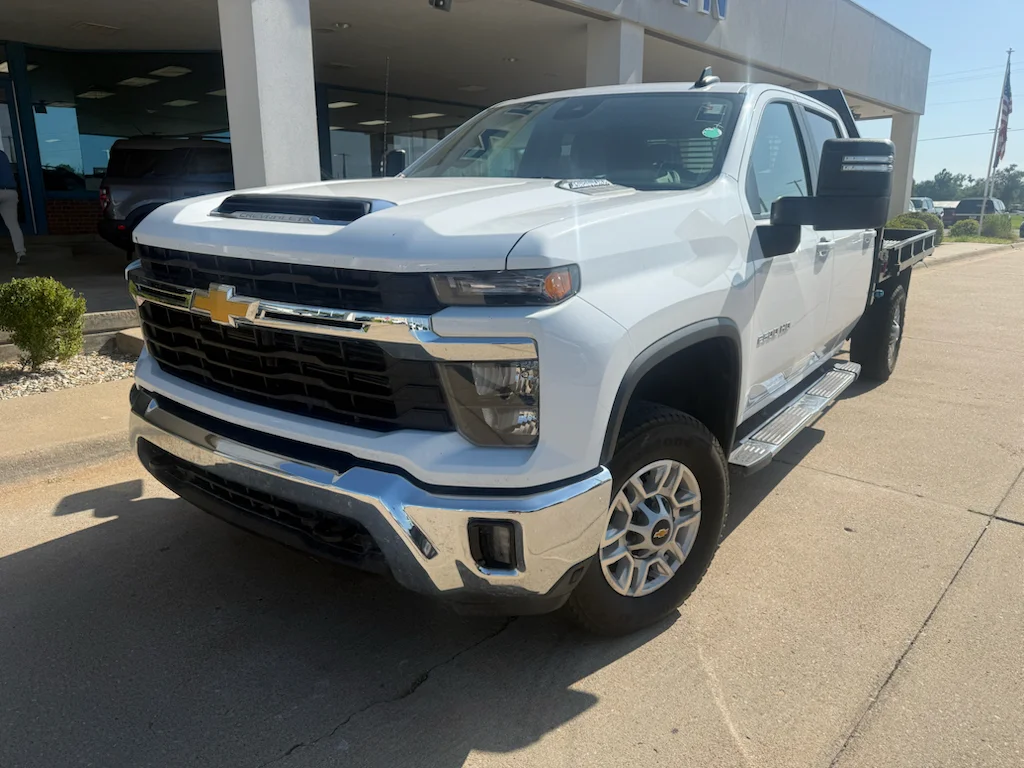 Used 2025 Summit White Chevrolet LT image 9