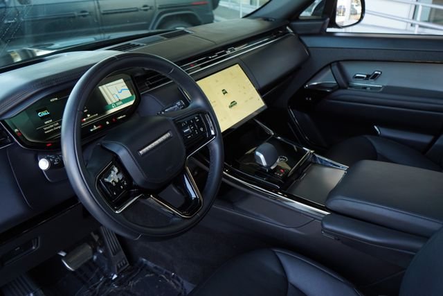 Used 2024  Land Rover Dynamic SE image 2