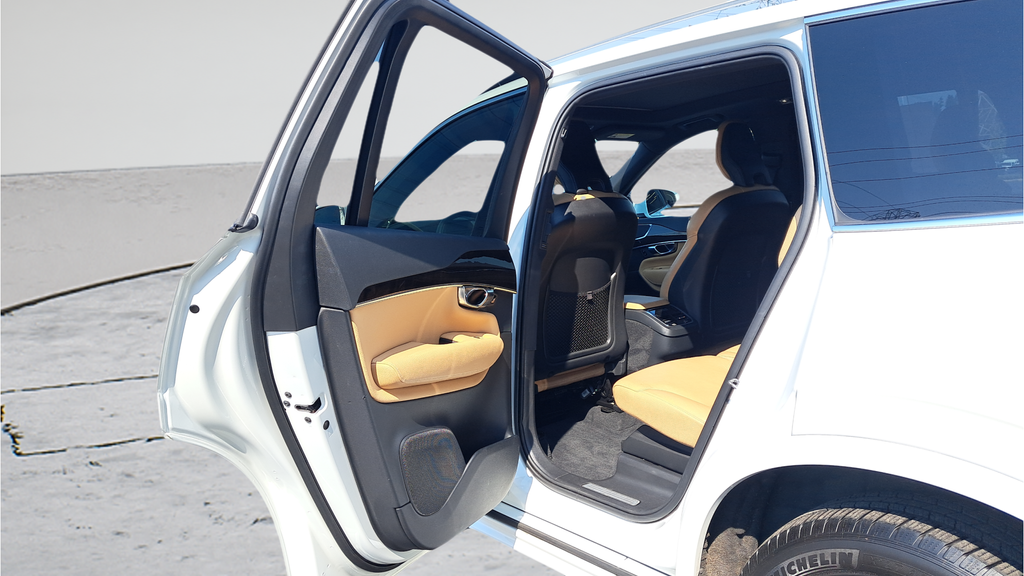 Used 2019 White Volvo T6 Momentum image 11