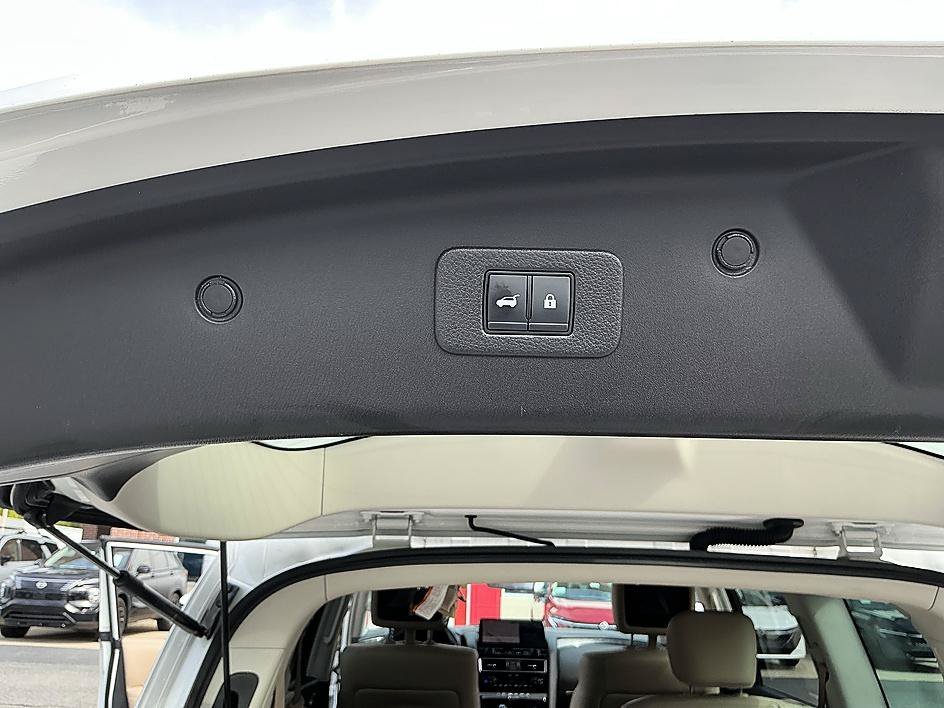 Used 2023 Aspen White Tricoat Nissan Platinum image 32
