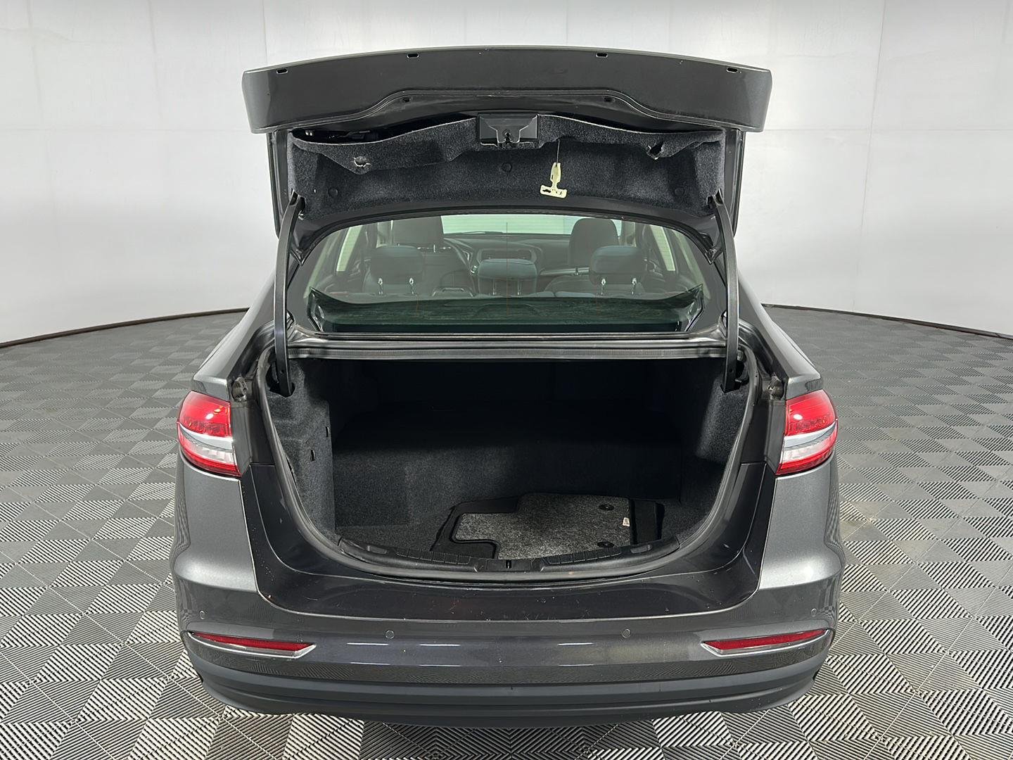 Used 2020 Magnetic Ford SE image 20
