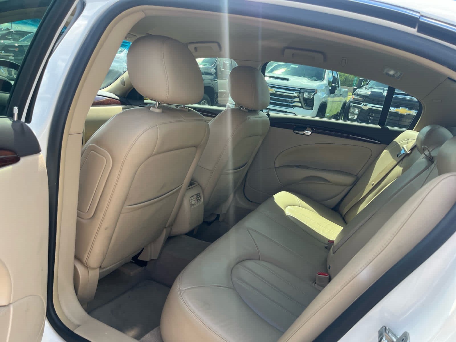 Used 2011 WHITE DIAMOND TRICOAT Buick CXL image 9