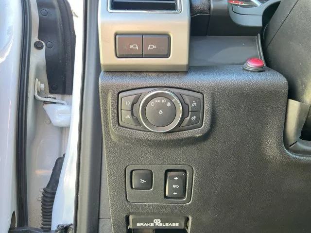 Used 2020 Oxford White Ford Lariat image 26