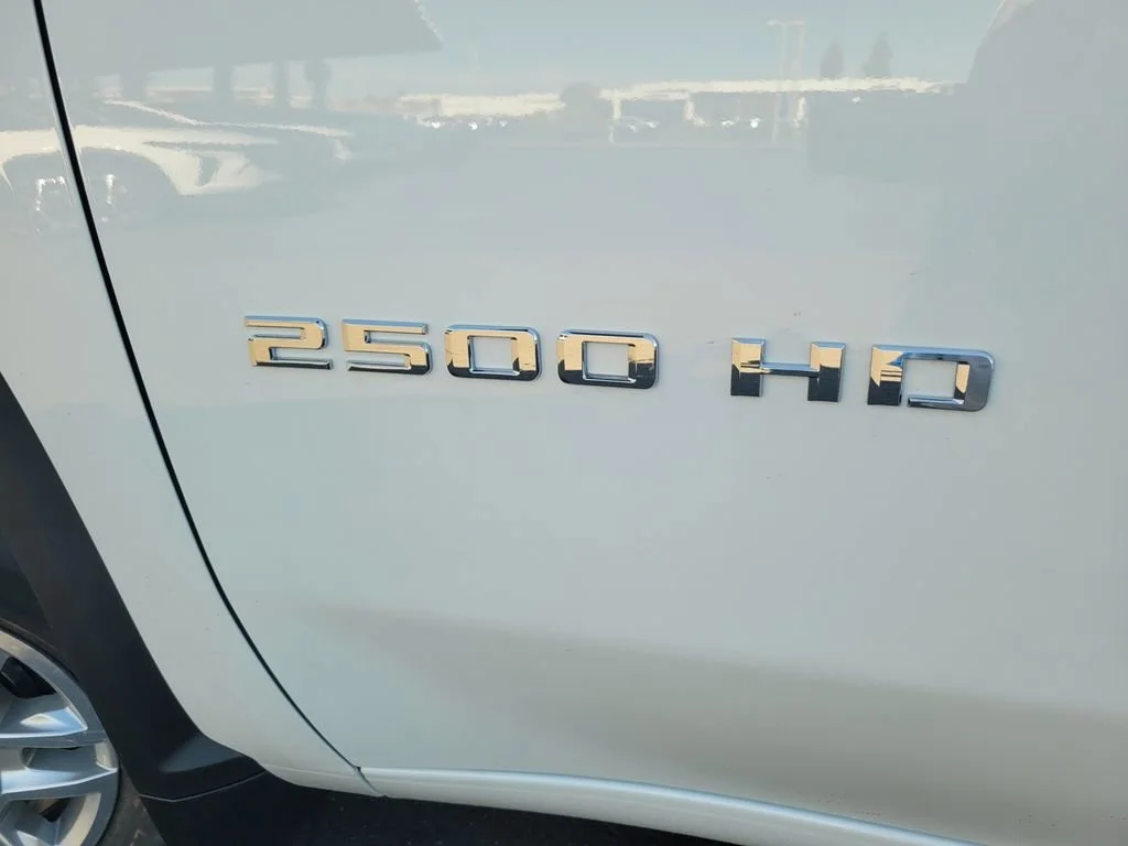 New 2026 Summit White Chevrolet WT image 10
