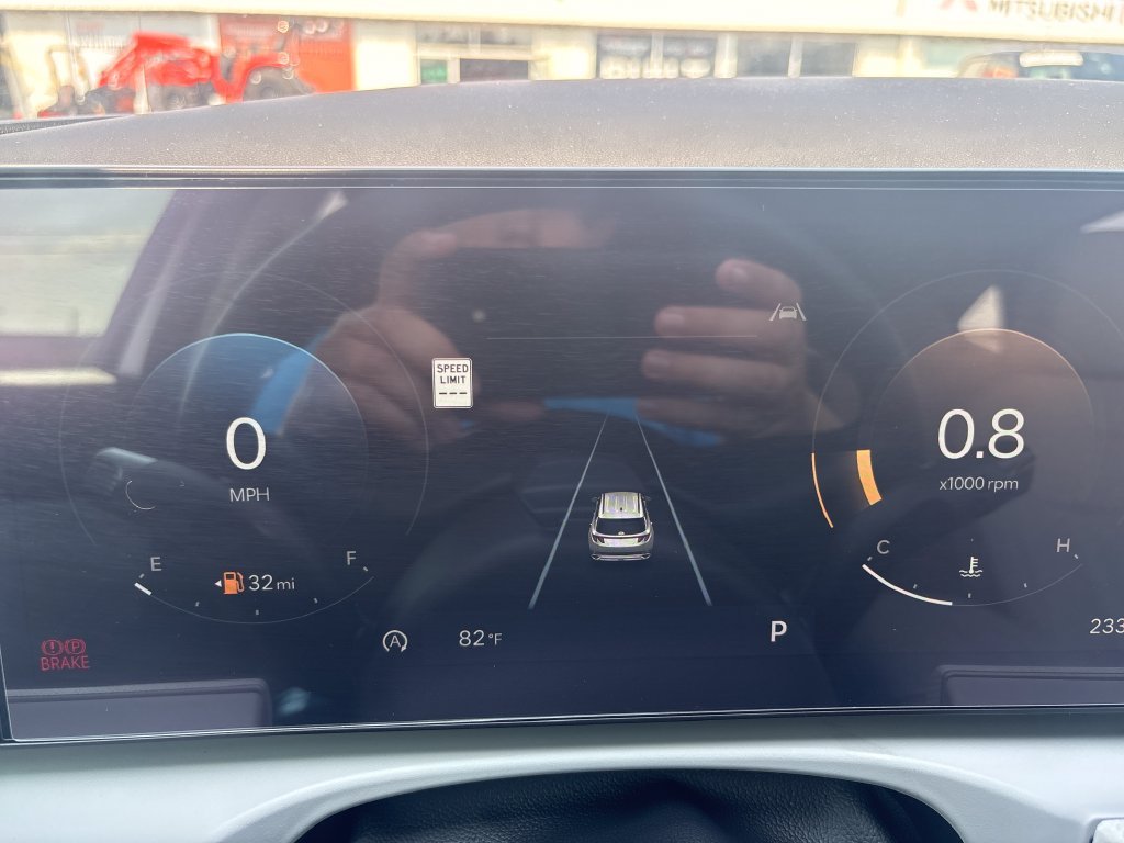 Used 2025 Silver Hyundai SEL Convenience image 18