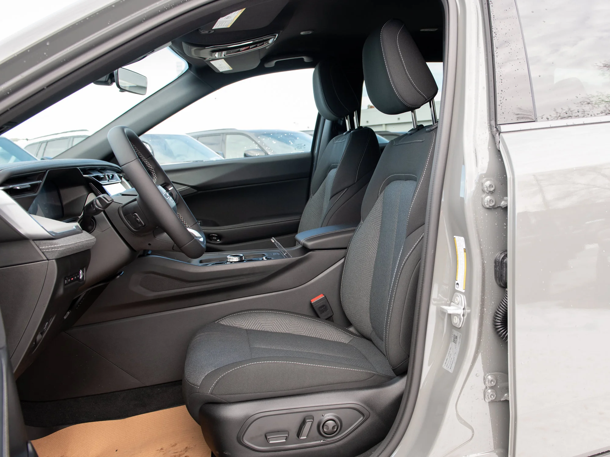 Used 2026 Grey Jeep Laredo* 4x4, Hybrid, Heated Seats, Remote Start, Blind-Spot and Cross-Path image 21