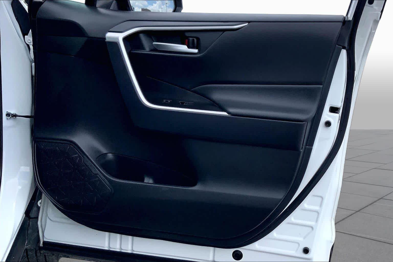 Used 2025 Ice Cap Toyota XLE image 22