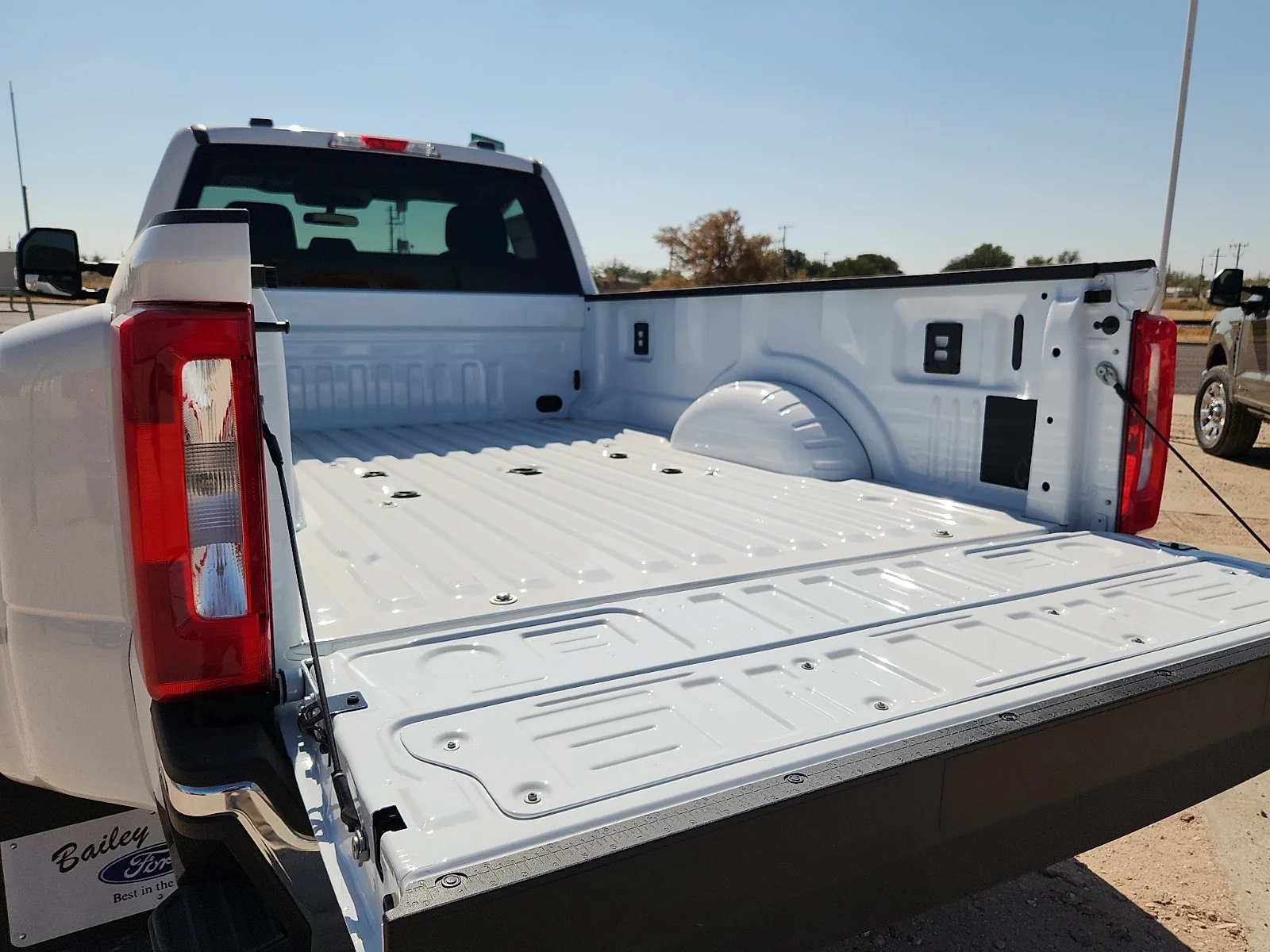 New 2027 Oxford White Ford XLT image 12