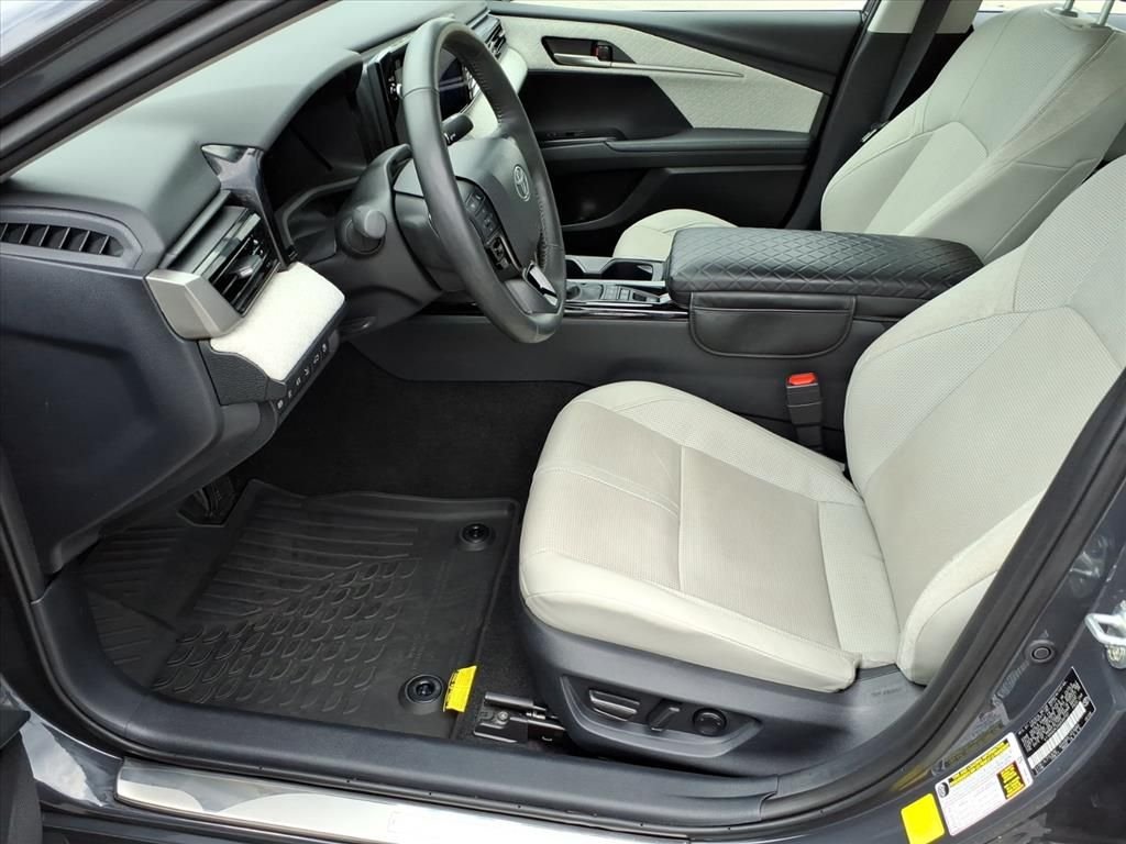 Used 2025  Toyota XLE image 11