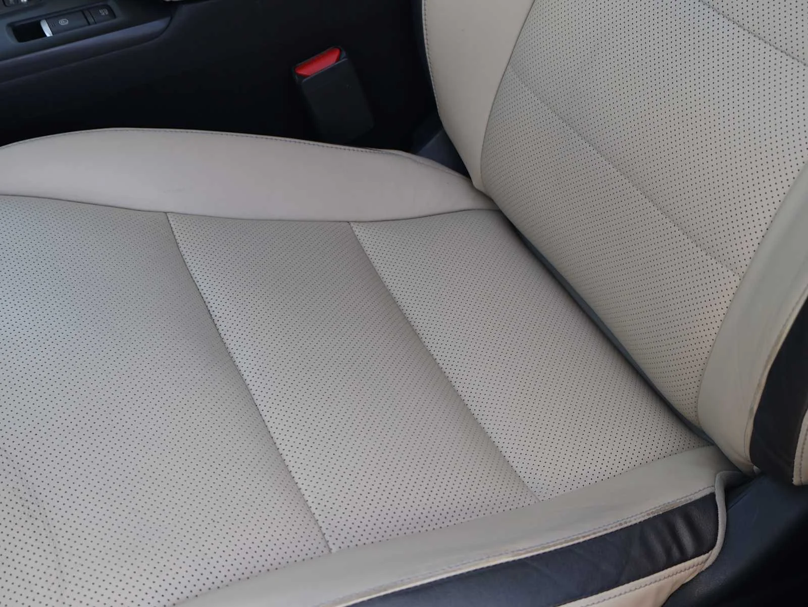 Used 2019 Majestic White INFINITI ESSENTIAL image 24