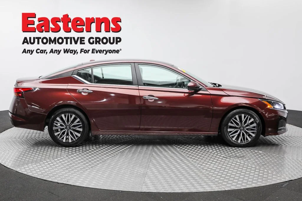 Used 2023 Red Nissan 2.5 SV image 4
