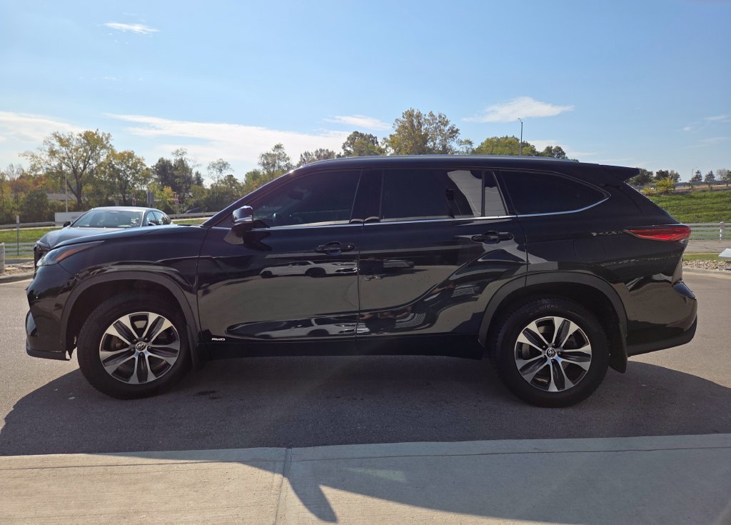 Used 2022 Midnight Black Metallic Toyota Hybrid XLE image 23