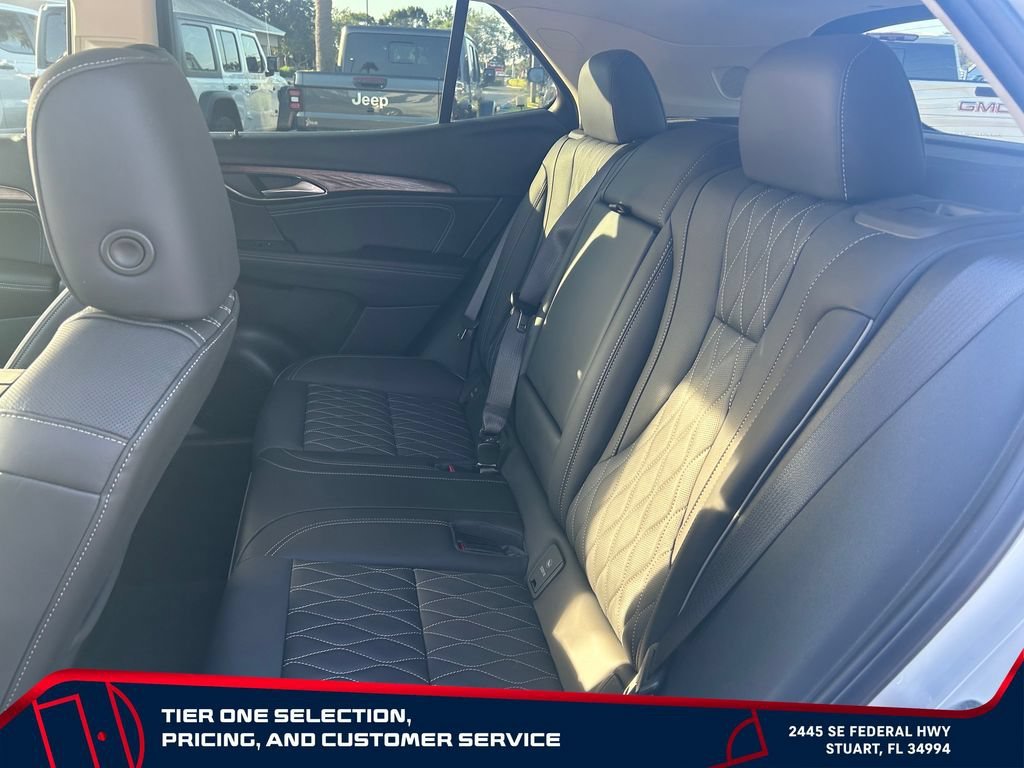 Used 2023 WHITE FROST TRICOAT Buick Avenir image 27